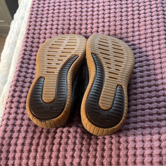 Size 6 Black womens Springstep slip in shoes with Floral Design. Like new - Picture 4 of 5